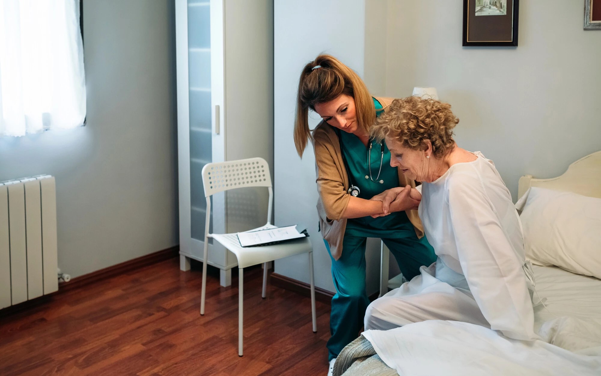 Operatrice sanitaria assiste una signora anziana a domicilio