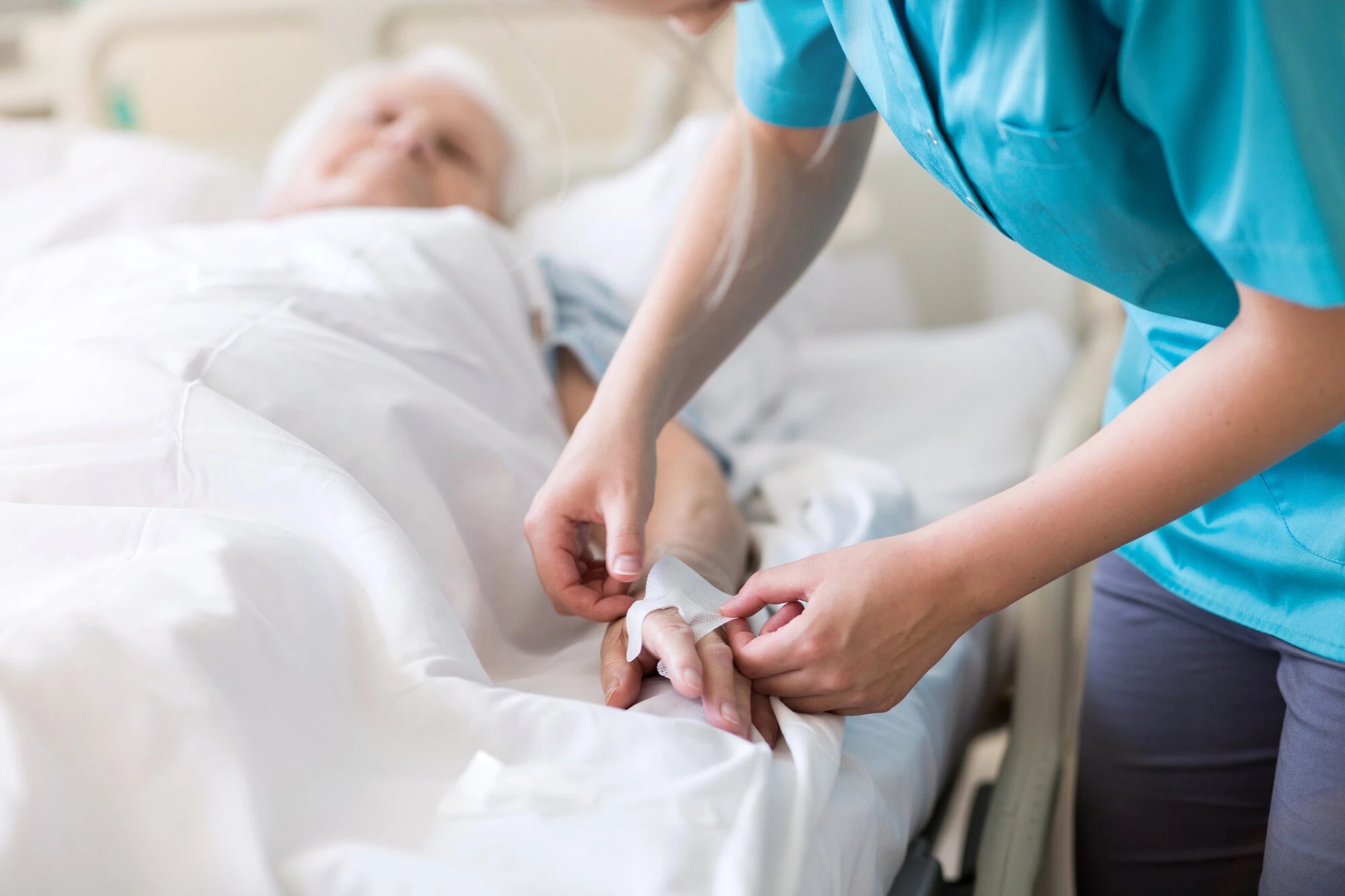 Operatrice sanitaria segue la terapia di una paziente allettata